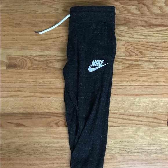 Nike Pants - Women’s Nike Capri joggers